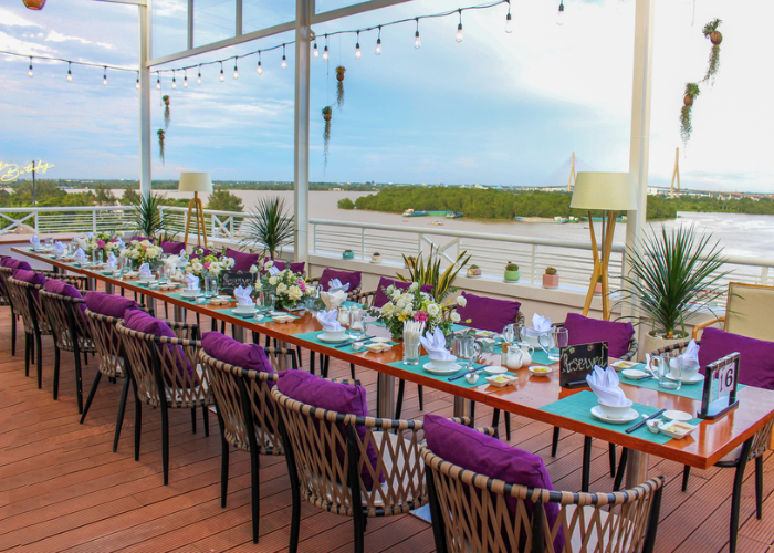 Không gian ngoài trời thoáng đãng tại TTC Hotel - một trong những nhà hàng tổ chức tất niên tốt nhất ở Cần Thơ