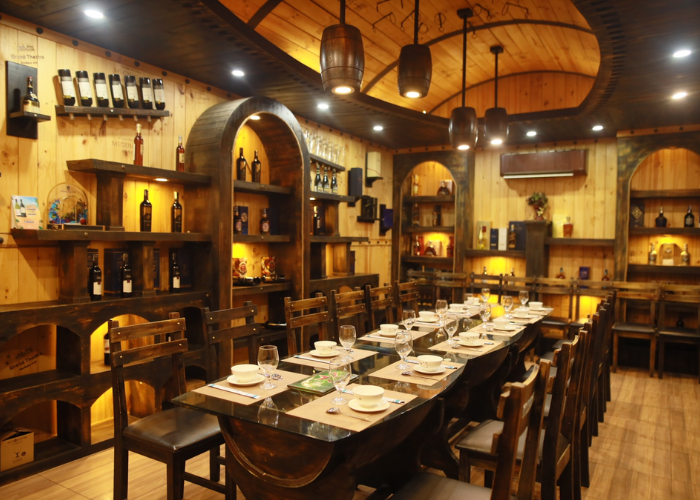 Phòng tiệc riêng tư với tông nâu sang trọng tại Hệ thống Nhà hàng Cây Bưởi