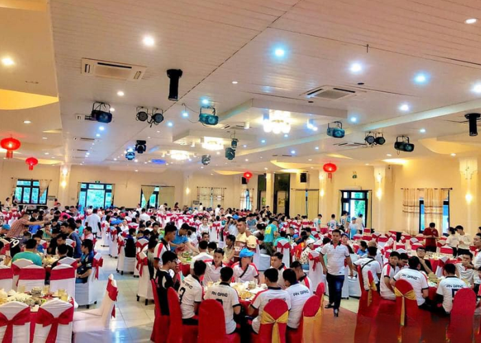 Hoa Sứ đã trang bị màn hình led, hệ thống âm thanh đầy đủ phục vụ thực khách. Xứng đàng là một trong những nhà hàng tổ chức tất niên tốt nhất ở Cần Thơ