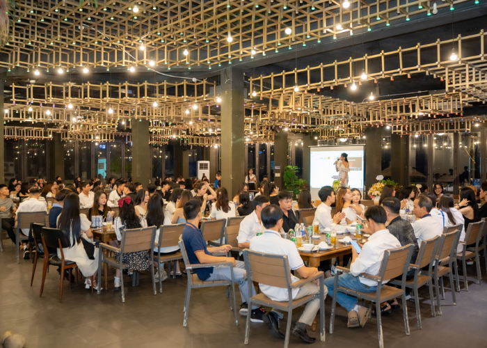 Không gian trong nhà của nhà hàng hàng tổ chức tất niên tốt nhất ở Đà Nẵng này vô cùng rộng rãi, phù hợp với quy mô tiệc vừa và lớn