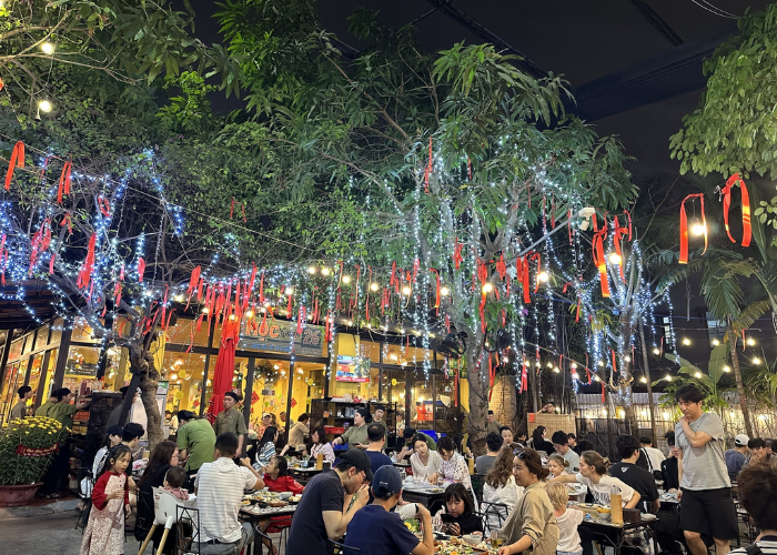Không gian bên ngoài Nem Restaurant rất phù hợp cho những bữa tiệc tất niên cuối năm