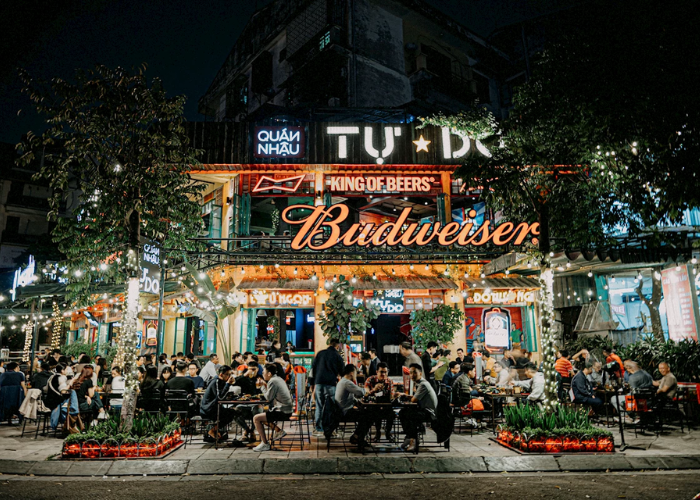 Quán nhậu Tự do là một trong những nhà hàng tổ chức tất niên tốt nhất ở Hà Nội dành cho những nhóm bạn trẻ