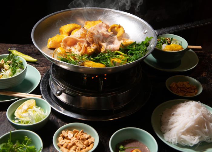 Chả cá Thăng Long đường Thành là món ăn truyền thống đầy nổi tiếng.