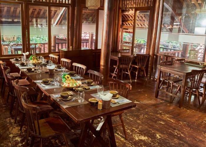 Không gian tại đây đầy sang trọng, ấm cũng với tông nâu chủ đạo