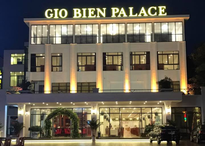 Nhà hàng Gió Biển với không gian trong nhà và ngoài trời rộng rãi, đáp ứng mọi nhu cầu về số lượng của thực khách