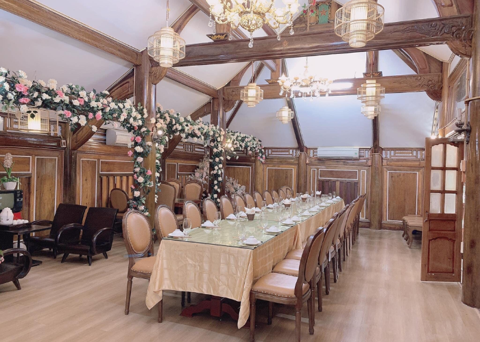 Nhà hàng tổ chức tất niên tốt nhất ở Thanh Hóa này có thiết kế sân vườn với tông ấm chủ đạo.