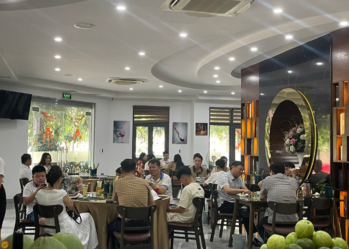 Nhà hàng Hoa Mai là địa điểm được nhiều thực khách lựa chọn cho dịp tất niên với không gian vô cùng rỗng rãi, sạch sẽ