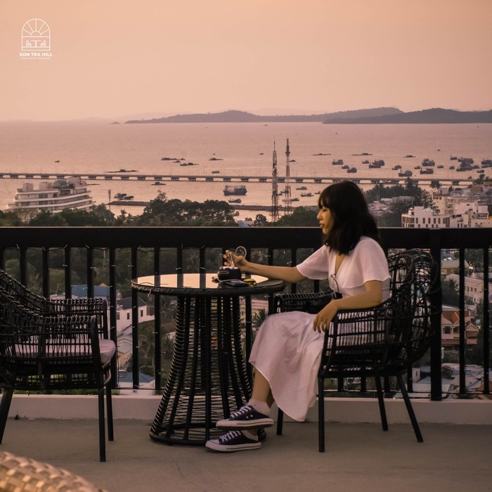 Quán cafe trang trí giáng sinh ở Phú Quốc - Sơn Trà Hill's 1973 Bistro & Stay