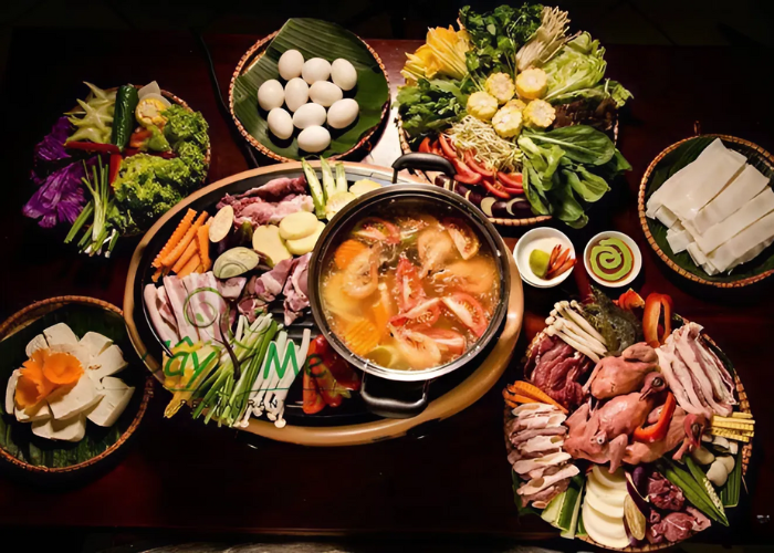 Set lẩu đầy đặn, được trưng bày bắt mắt tại Nhà hàng Cây Me