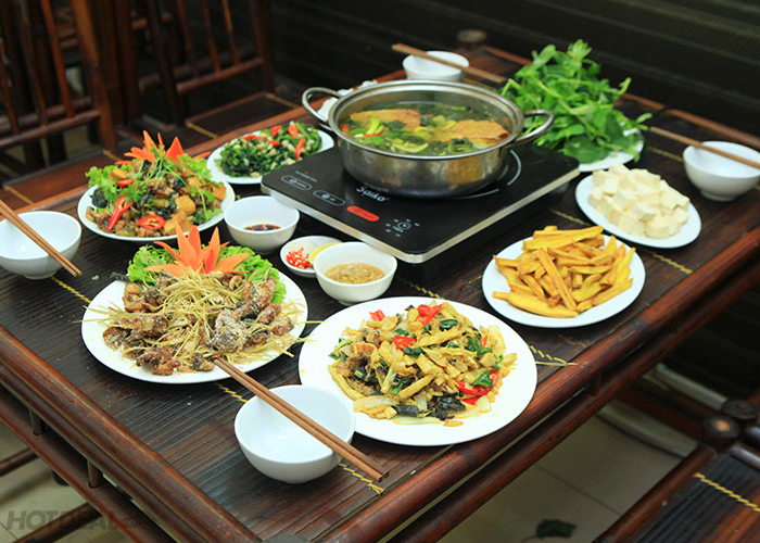 Lẩu ếch om là món lẩu bạn nhất định nên thử tại quán Cay Đức Huệ