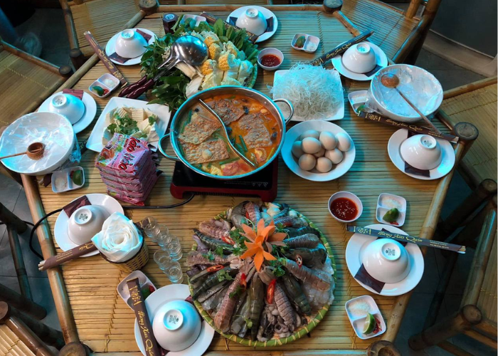 Bàn lẩu bề bề đầy đặn, thơm ngon tại quán lẩu ngon tại Hồ Ba Bể Bắc Kạn