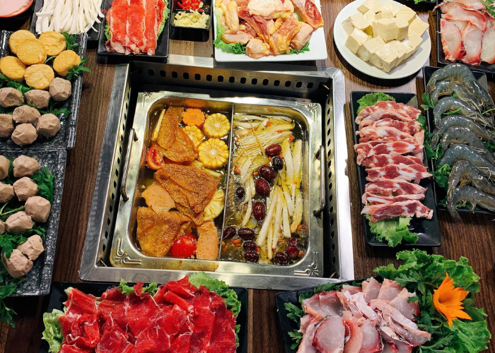 Thực đơn tại Lá Cọ vô cùng đa dạng với nhiều hương vị lẩu từ thanh đạm tới đậm đà, phù hợp với khẩu vị nhiều thực khách