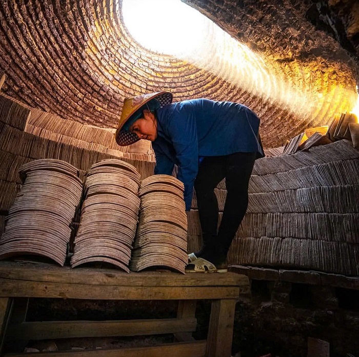 Đừng quên ghé cả làng sản xuất ngói âm dương khi du lịch làng Quỳnh Sơn Lạng Sơn