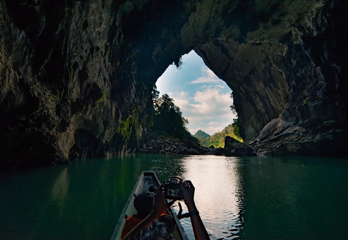 Đi thuyền là cách tốt nhất để khám phá hang Xe Bang Fai Lào
