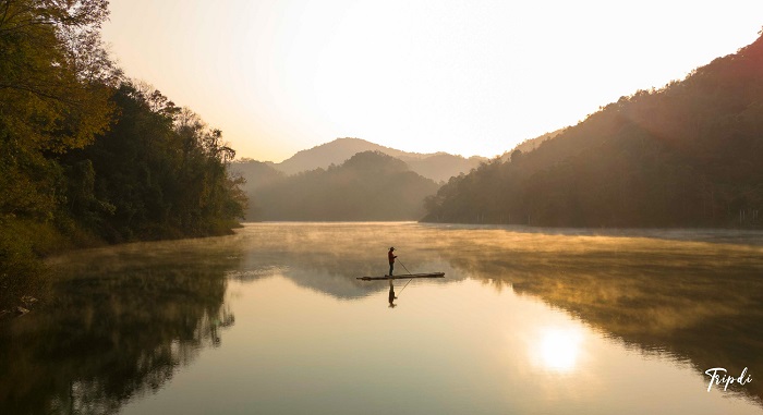 Bạn có thể chèo thuyền thong dong ngắm cảnh mùa lá đỏ hồ Bản Viết Cao Bằng