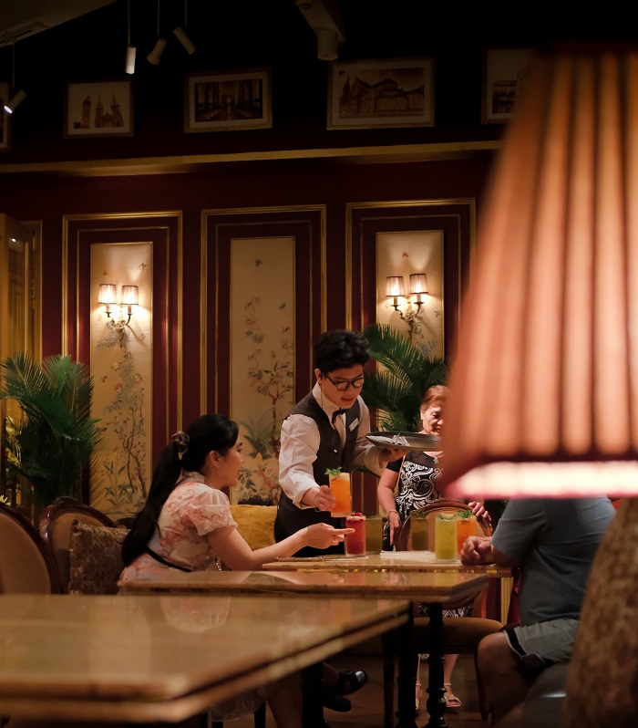 Bạn có thể kết hợp ăn và uống khi tới Quán cafe view nhà thờ Đức Bà Sài Gòn