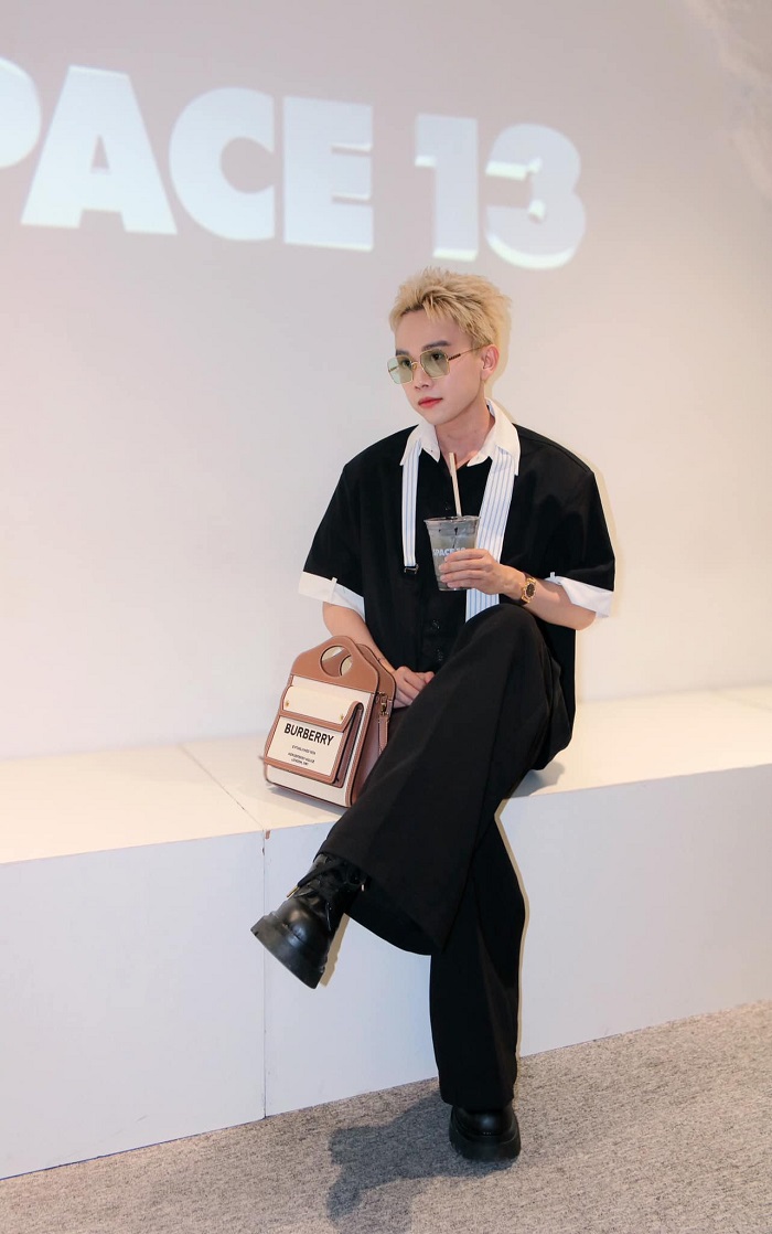 Quán cafe view Nhà thờ Đức Bà Sài Gòn với thiết kế độc đáo