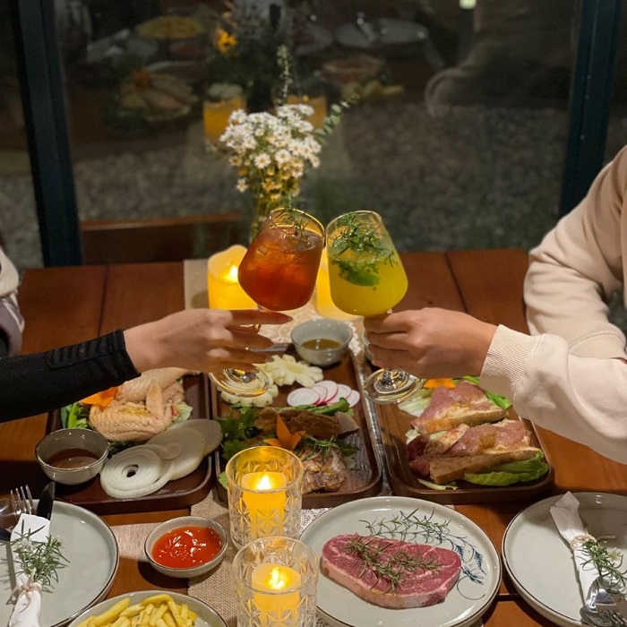 Bạn cũng có thể gọi đồ ăn ngắm cảnh đẹp tại Quán cafe view đẹp ở Sapa