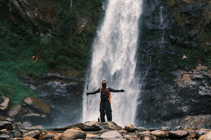 Bạn đi xe tới trung tâm Bắc Yên sau đó di chuyển thêm 45km nữa để tới thác Chua Tỳ Sơn La