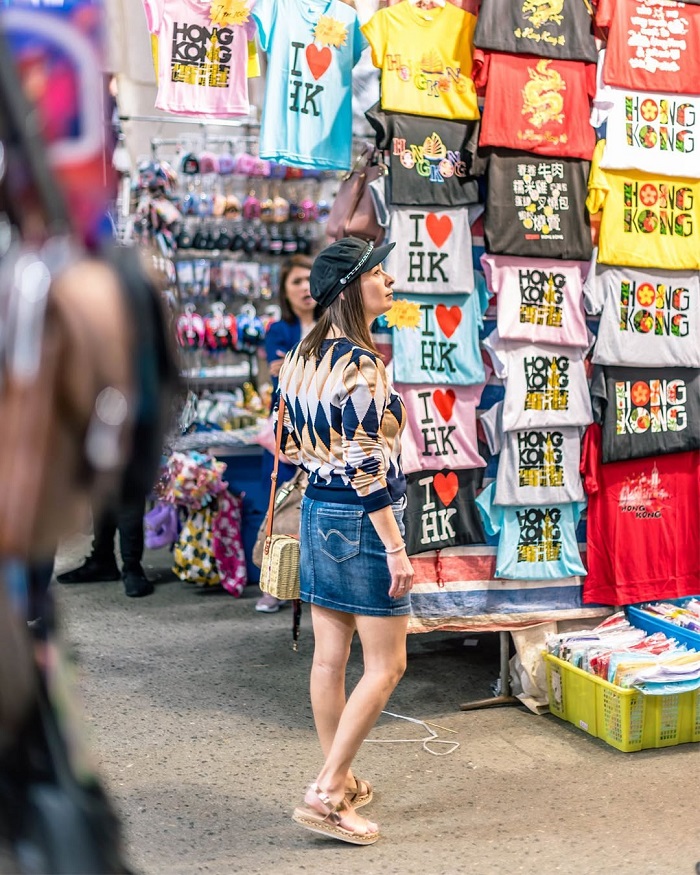 Ladies Market là chợ đêm tại Hồng Kông chuyên về thời trang nữ