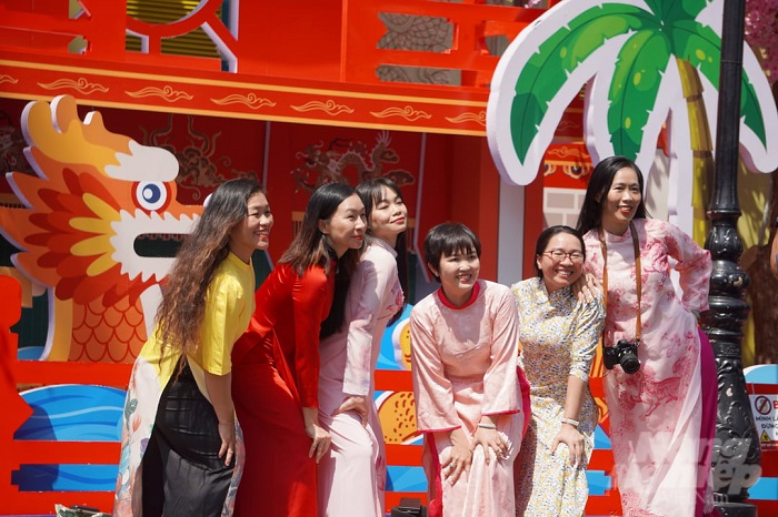 Áo dài Tết nổi bật rực rỡ