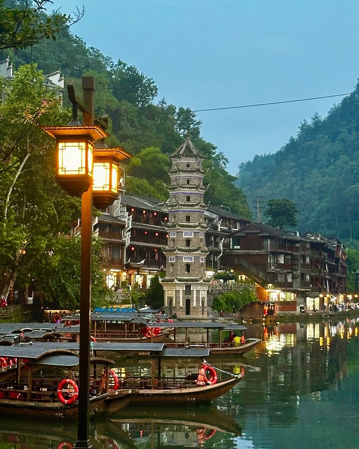 Phượng Hoàng cổ trấn là một trong những cổ trấn đẹp nhất châu Á có lịch sử ngàn năm