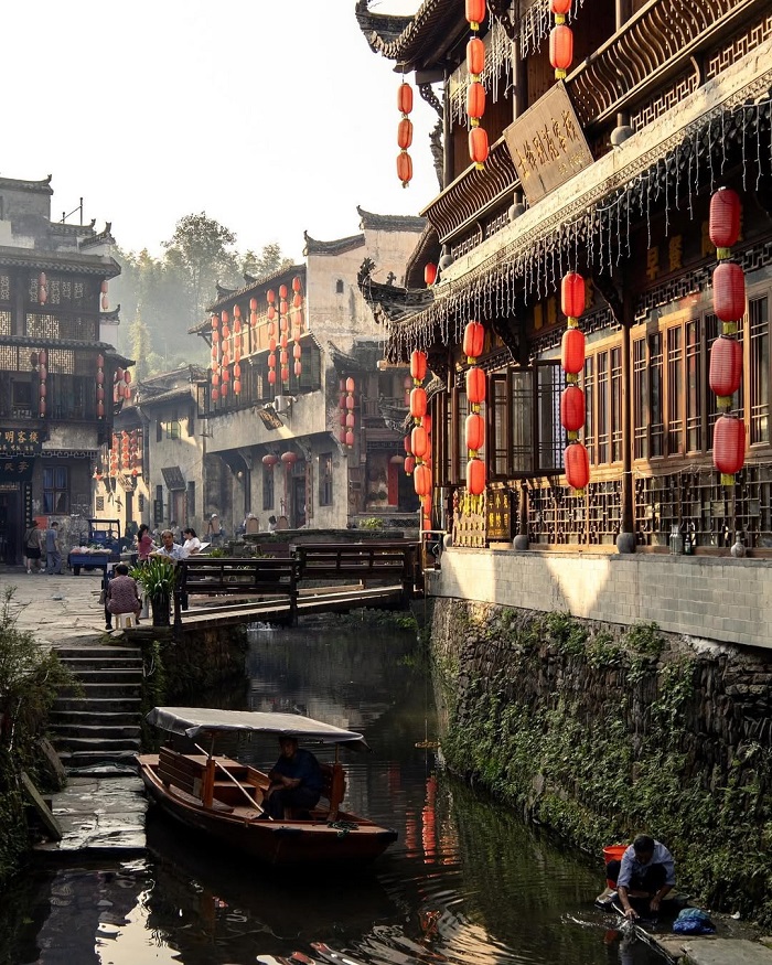 Làng cổ Vụ Nguyên là một trong những cổ trấn đẹp nhất châu Á mang vẻ đẹp hoài niệm