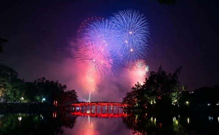 Chào đón năm mới tại Hồ Gươm