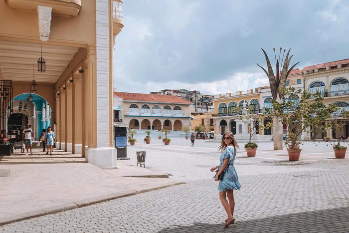 Ghé thăm quảng trường trung tâm Plaza Vieja ở phố cổ Havana Cuba