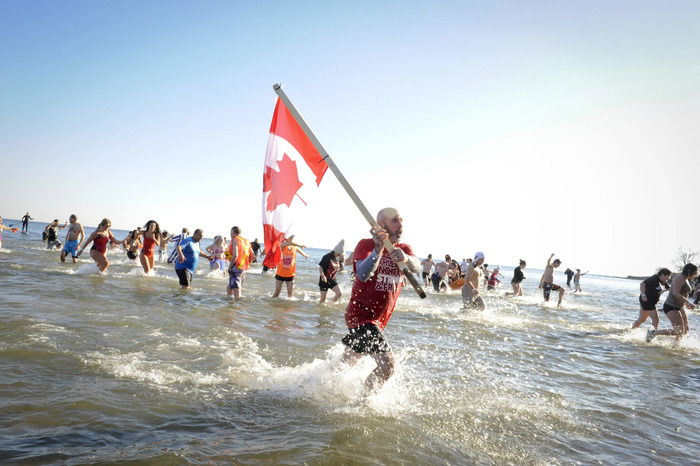 Các phong tục đón năm mới ở Canada thú vị - Tắm nước lạnh vào đầu năm mới “Polar Bear Swim”