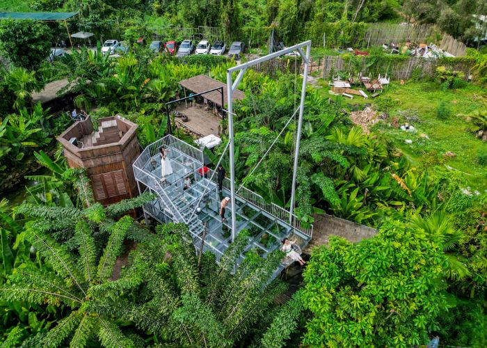 Khu xích đu với sàn kính cường lực tại quán cà phê cẩm tú cầu Sài Gòn