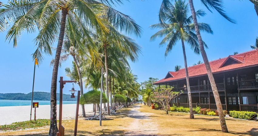 Pantai Cenang nằm tại khu vực bờ Tây của đảo Langkawi - cẩm nang du lịch Pantai Cenang Malaysia
