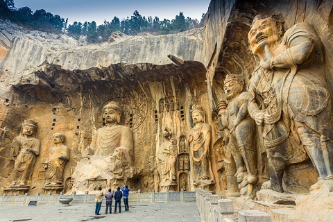 Hang Long Môn với các hình tượng của Đức Phật