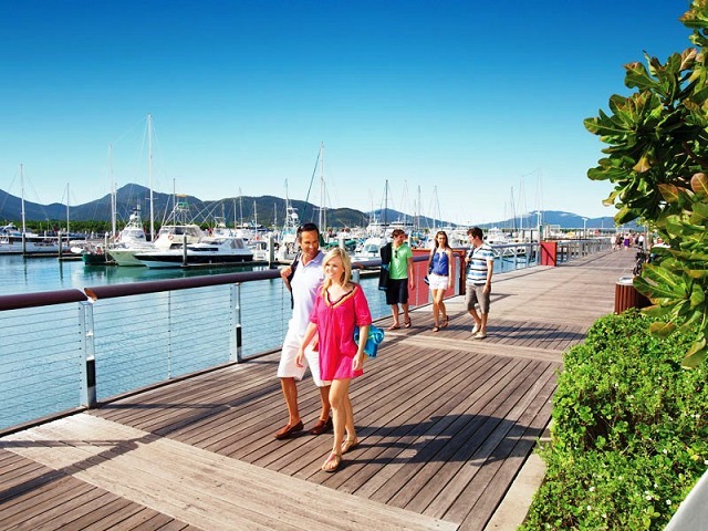 Tản bộ Cairns Esplanade ngắm nhìn những con thuyền neo nơi bến cảng