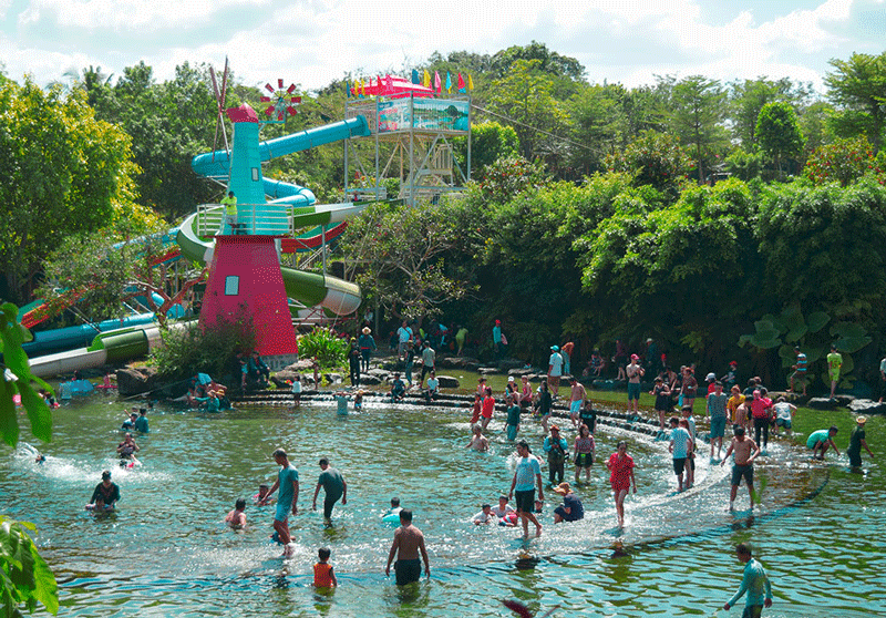 Du khách có thể tham gia các hoạt động vui chơi ở công viên Suối Mơ
