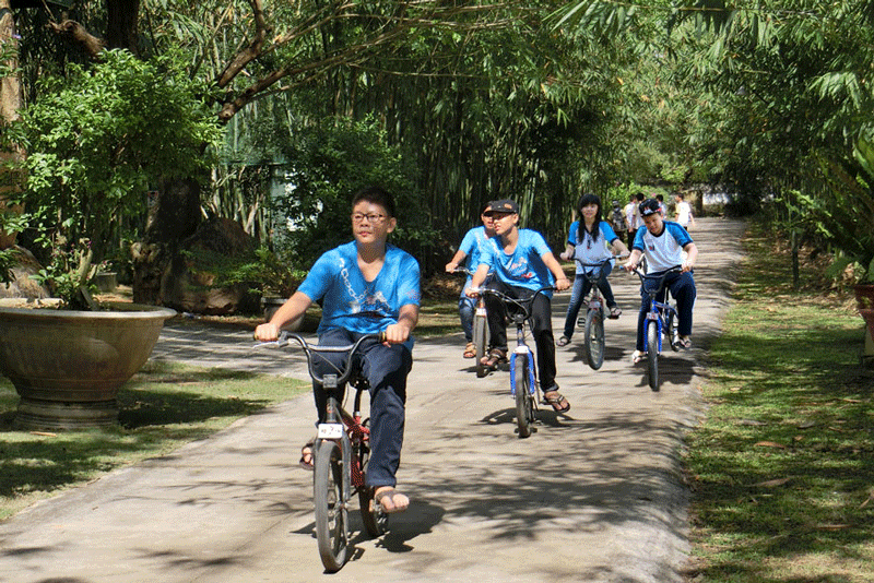 Du khách tự đạp xe dạo quanh Vườn Xoài