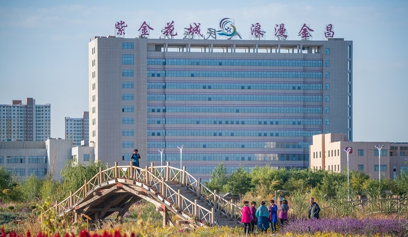 Th&agrave;nh phố Kim Xương nhuộm m&agrave;u oải hương khi h&egrave; tới