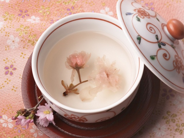 Chén trà hoa anh đào tinh tế để lại dư vị khó quên trong lòng thực khách