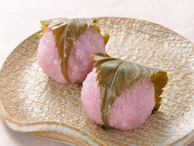 Sakura mochi là món bánh không thể thiếu mỗi mùa hoa đào nở