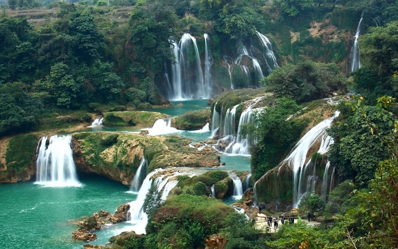 Thác Dambri nằm bên trong Khu Du Lịch Dambri 