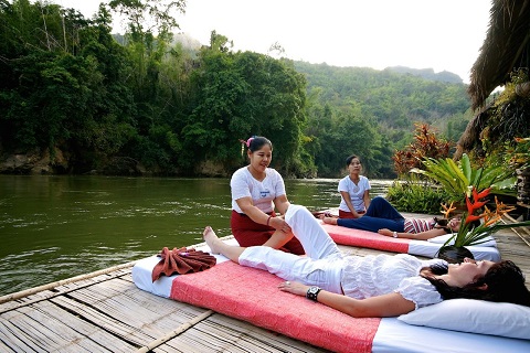 Trải nghiệm massage Thái cổ truyền tại resort nổi