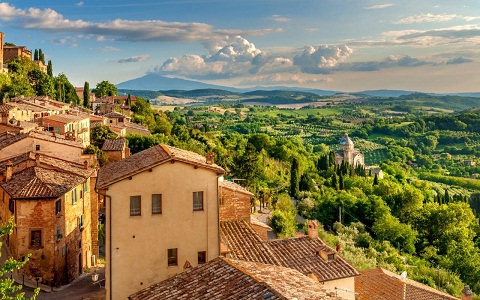 Những ngôi nhà nằm rải rác trên những ngọn đồi thấp ở Tuscany