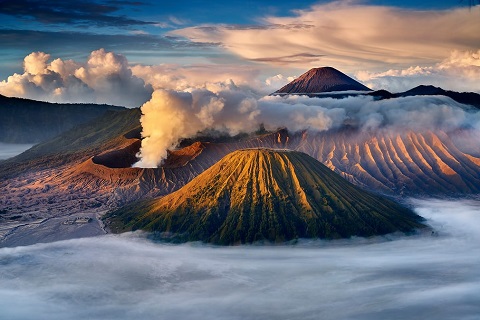 Vẻ đẹp của núi lửa Bromo đang hoạt động nằm ở tỉnh Đông Java, Indonesia