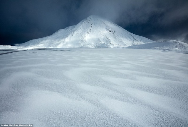 Ngọn núi Sgurr Eilde Mor trắng xóa trong tuyết. Ảnh: Alex Nail