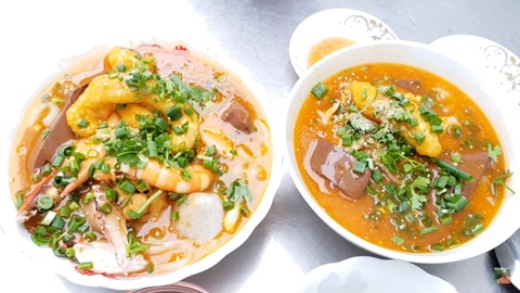 Ngo&agrave;i t&ocirc; b&aacute;nh canh đặc biệt 300k (b&ecirc;n tr&aacute;i) th&igrave; qu&aacute;n vẫn c&oacute; những t&ocirc; nhỏ hơn gi&aacute; 40K (b&ecirc;n phải)