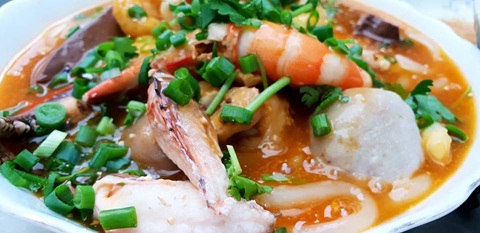 Cận cảnh t&ocirc; b&aacute;nh canh cua gi&aacute; 300k đồ ăn ngập mặt