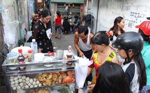 Qu&aacute;n nhỏ, nằm trong hẻm nhưng rất đ&ocirc;ng kh&aacute;ch