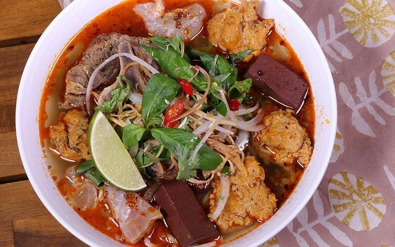 Bún bò Huế là một món ăn du nhập vào Đà Nẵng từ lâu và trở thành một phần không thể thiếu trong nền ẩm thực xứ Đà
