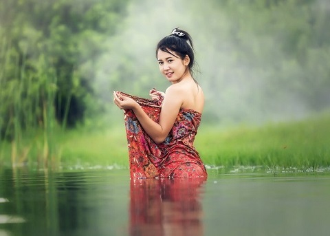 Phụ nữ cần quấn Sarong khi đứng lên khỏi mặt nước