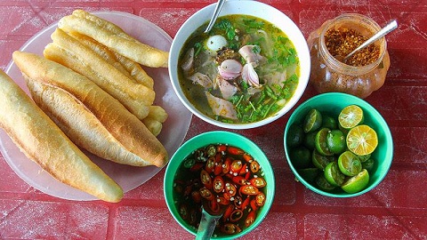 Ở Nam &Ocirc;, c&aacute;c qu&aacute;n ch&aacute;o chờ thường ở vỉa h&egrave; v&agrave; những ng&atilde; ba, ng&atilde; tư